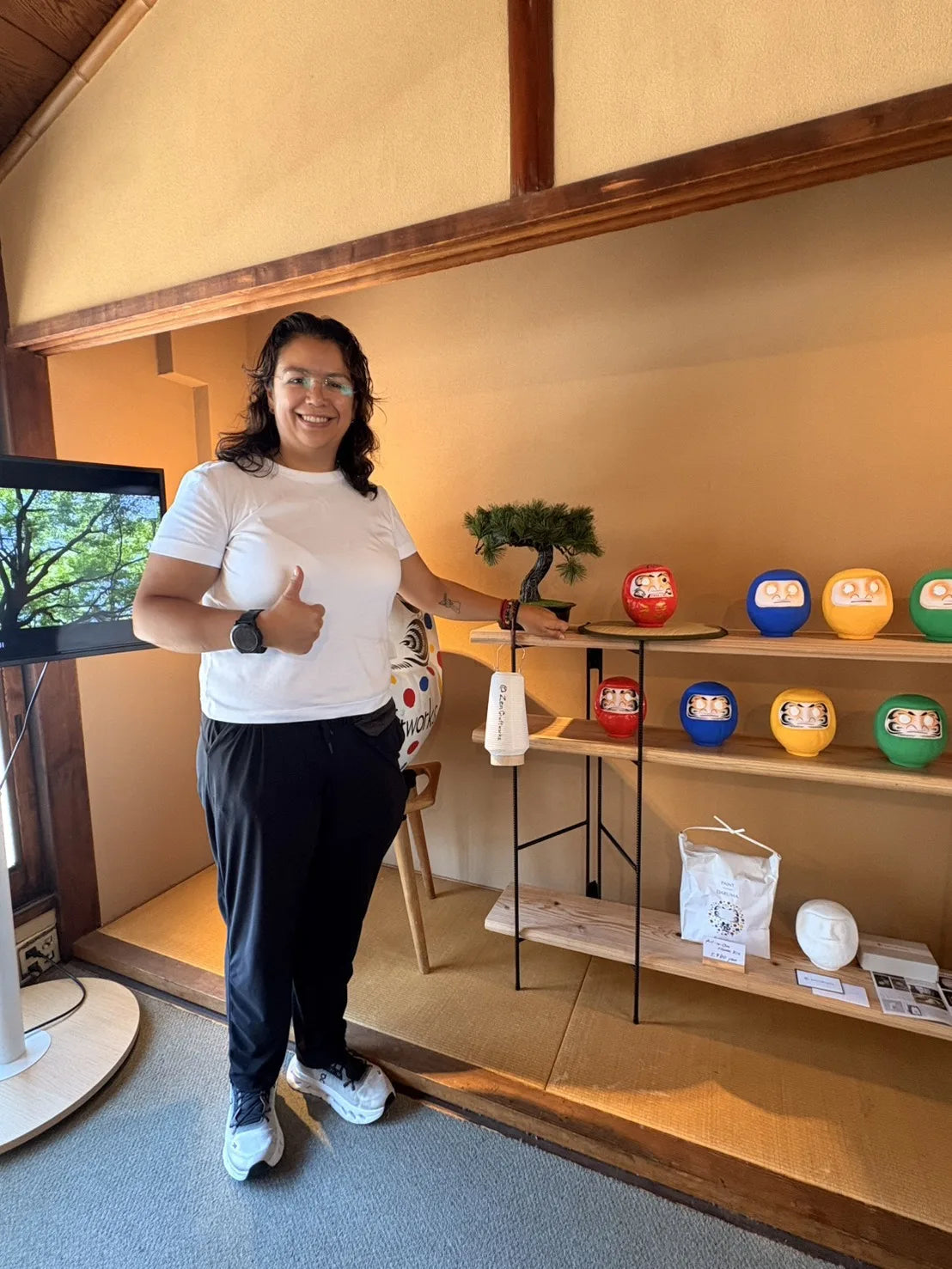 色とりどりの高崎だるまの展示と参加者